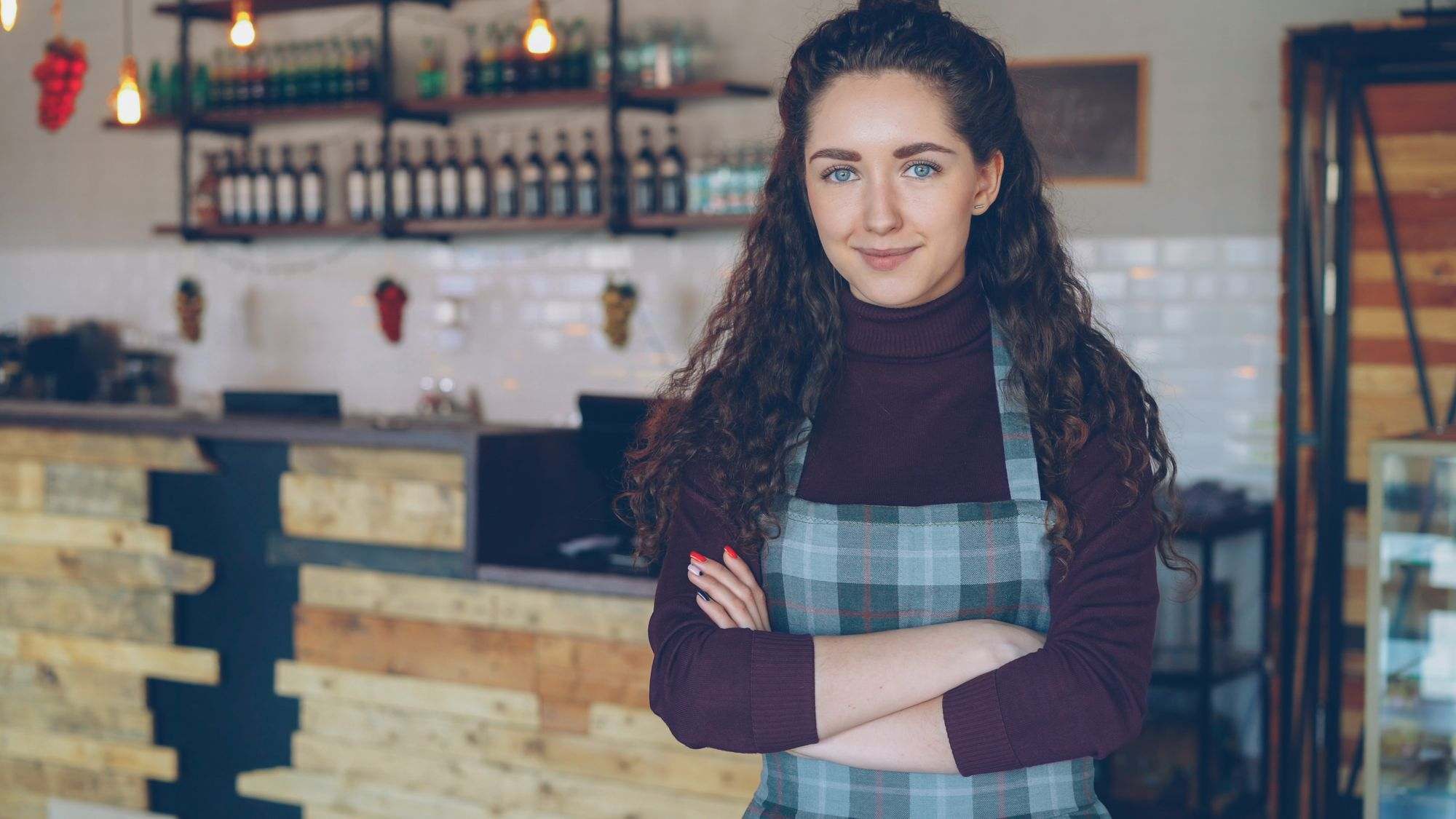 La dueña de una cafetería detrás de su barra